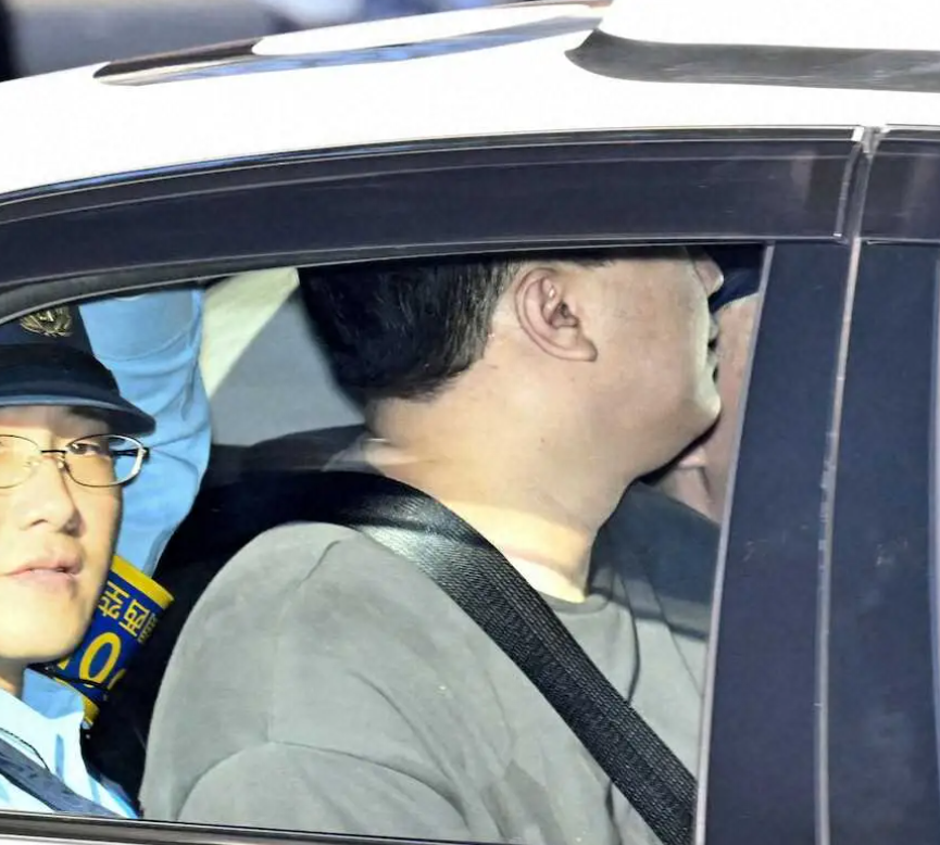 疑犯為27歲中國籍男子后馭波,搶走一隻6280萬日元(332萬港元)高價手錶,他及後在關西國際機場被捕,承認用刀店員