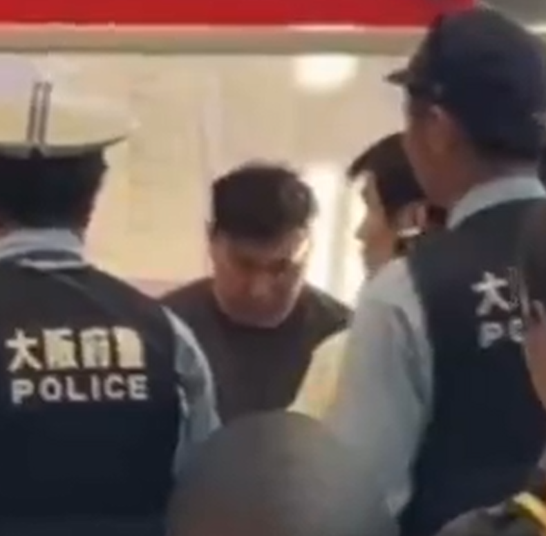 疑犯為27歲中國籍男子后馭波,搶走一隻6280萬日元(332萬港元)高價手錶,他及後在關西國際機場被捕,承認用刀店員