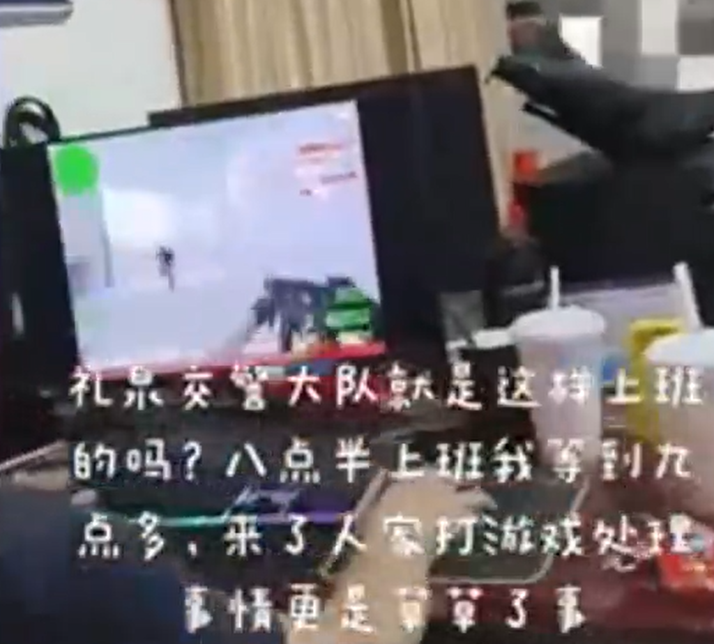 陝西咸陽一名交警大隊工作人員,上班時間用電腦玩槍戰遊戲Counter Strike