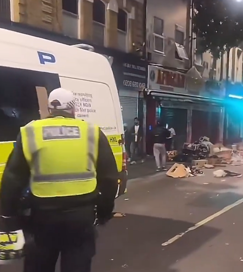 倫敦南部的克羅伊登(Croydon)有約50名青年向警方擲樽及煙花,企圖引起破壞,至少10人被捕。警方指涉事人士的行為與示威活動無關,強調只是「反社會行為」。