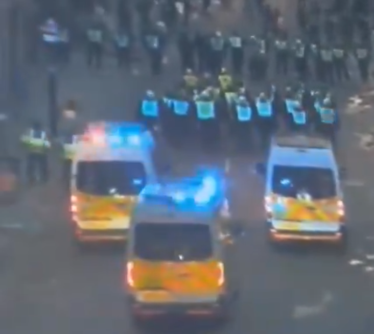 倫敦南部的克羅伊登(Croydon)有約50名青年向警方擲樽及煙花,企圖引起破壞,至少10人被捕。警方指涉事人士的行為與示威活動無關,強調只是「反社會行為」。