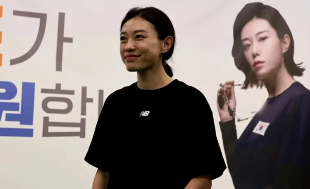 南韓「冷酷型爆」女神槍手金藝智紅爆全球,她出席記者會時突然當場昏倒,經過CPR搶救之後恢復意識送院。(網上圖片)