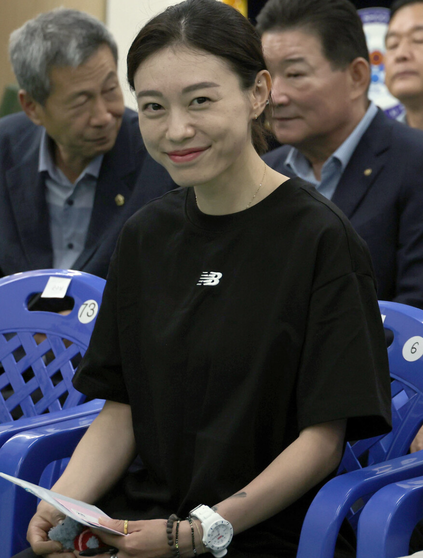 南韓「冷酷型爆」女神槍手金藝智紅爆全球,她出席記者會時突然當場昏倒,經過CPR搶救之後恢復意識送院。(網上圖片)