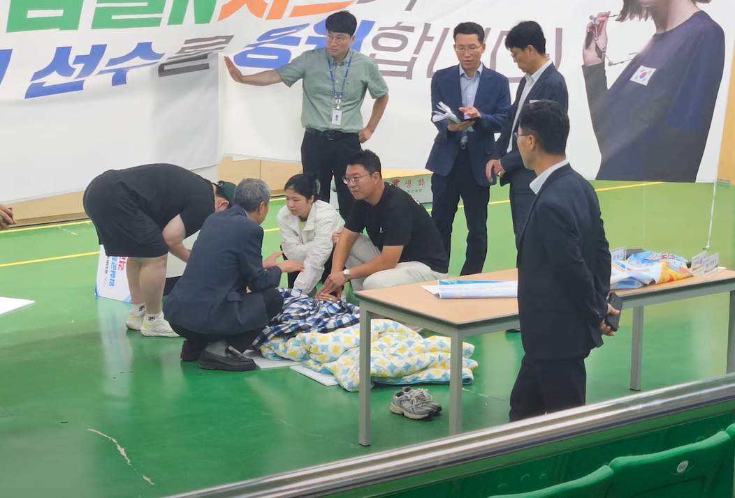 南韓「冷酷型爆」女神槍手金藝智紅爆全球,她出席記者會時突然當場昏倒,經過CPR搶救之後恢復意識送院。(網上圖片)