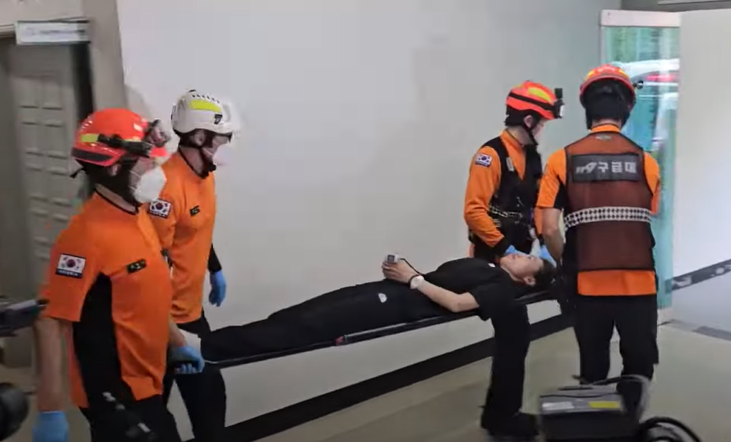 南韓「冷酷型爆」女神槍手金藝智紅爆全球,她出席記者會時突然當場昏倒,經過CPR搶救之後恢復意識送院。(網上圖片)