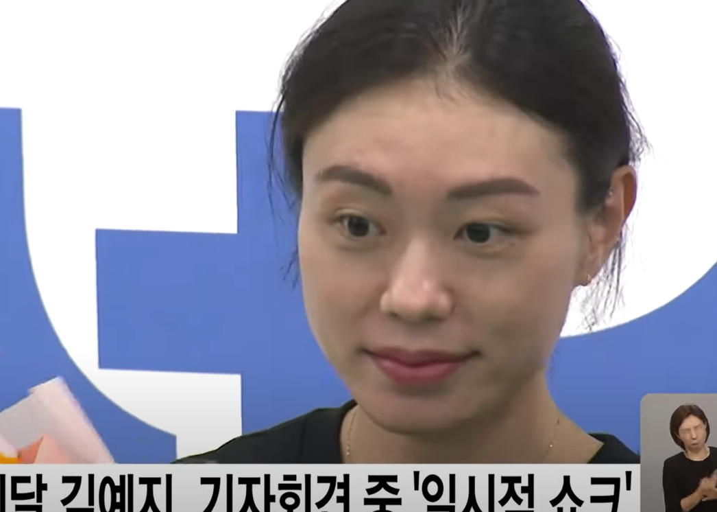 南韓「冷酷型爆」女神槍手金藝智紅爆全球,她出席記者會時突然當場昏倒,經過CPR搶救之後恢復意識送院。(網上圖片)