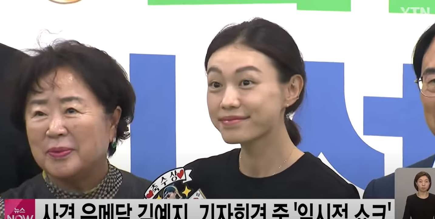 南韓「冷酷型爆」女神槍手金藝智紅爆全球,她出席記者會時突然當場昏倒,經過CPR搶救之後恢復意識送院。(網上圖片)