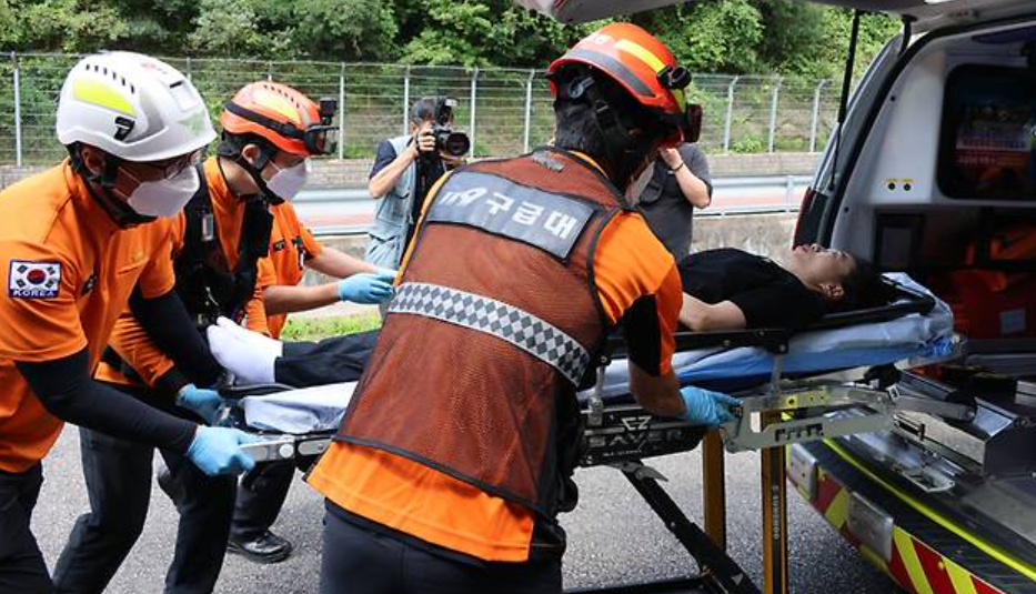 南韓「冷酷型爆」女神槍手金藝智紅爆全球,她出席記者會時突然當場昏倒,經過CPR搶救之後恢復意識送院。(網上圖片)