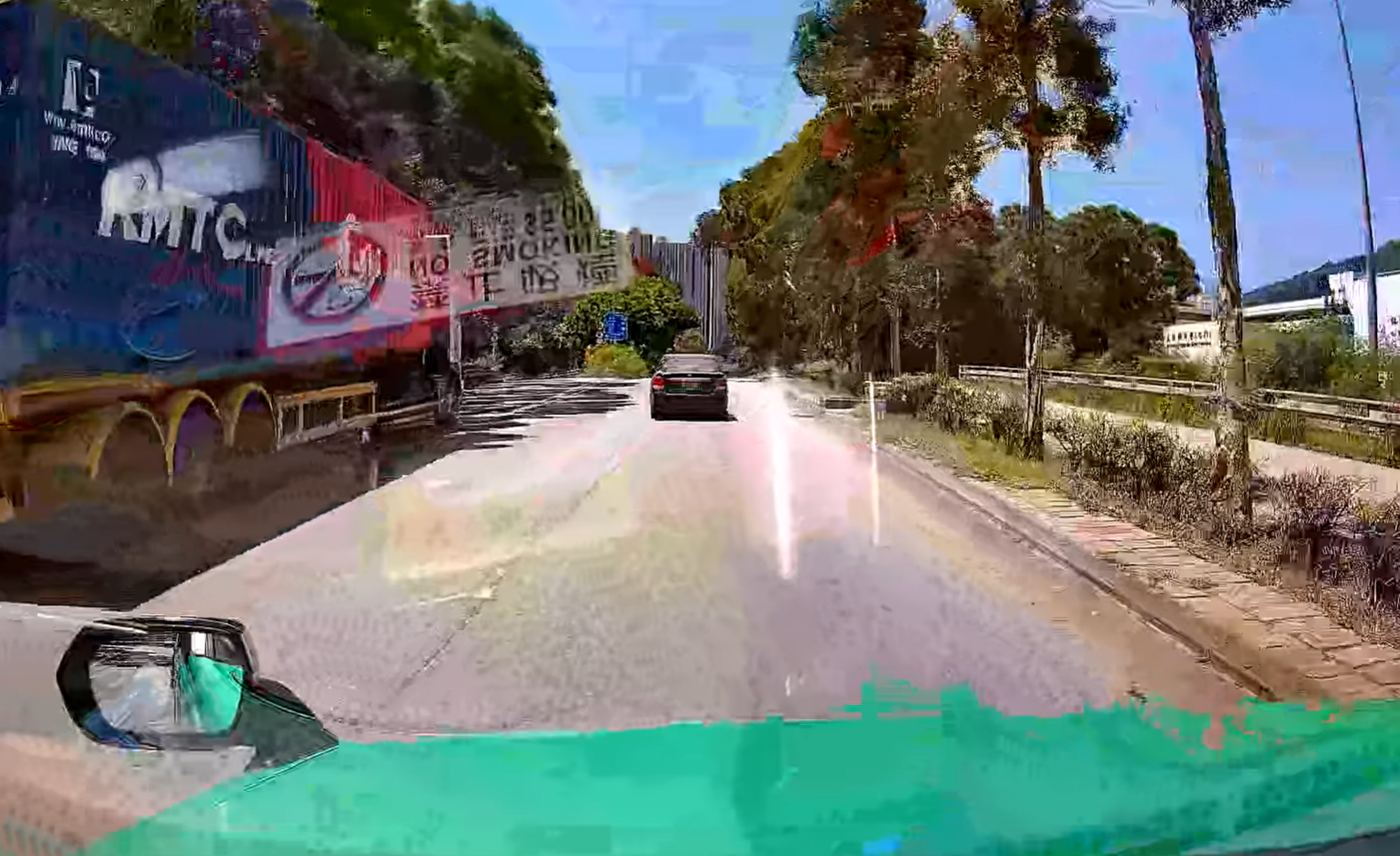 一輛綠色的士於屯門青雲路行駛期間,前方突出現一名帶行李喼的國泰女空姐。(影片截圖)