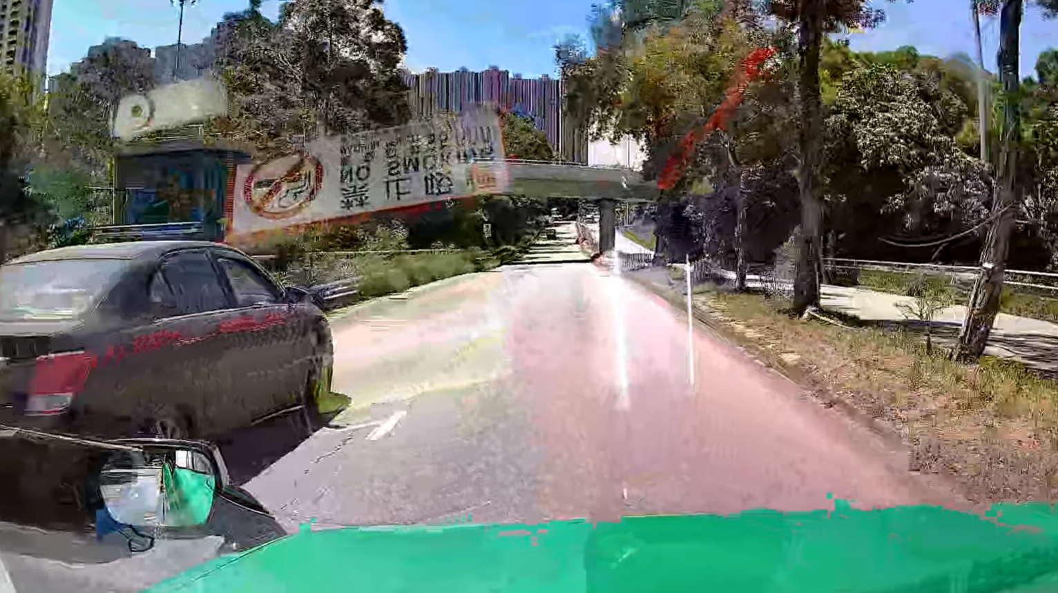 一輛綠色的士於屯門青雲路行駛期間,前方突出現一名帶行李喼的國泰女空姐。(影片截圖)