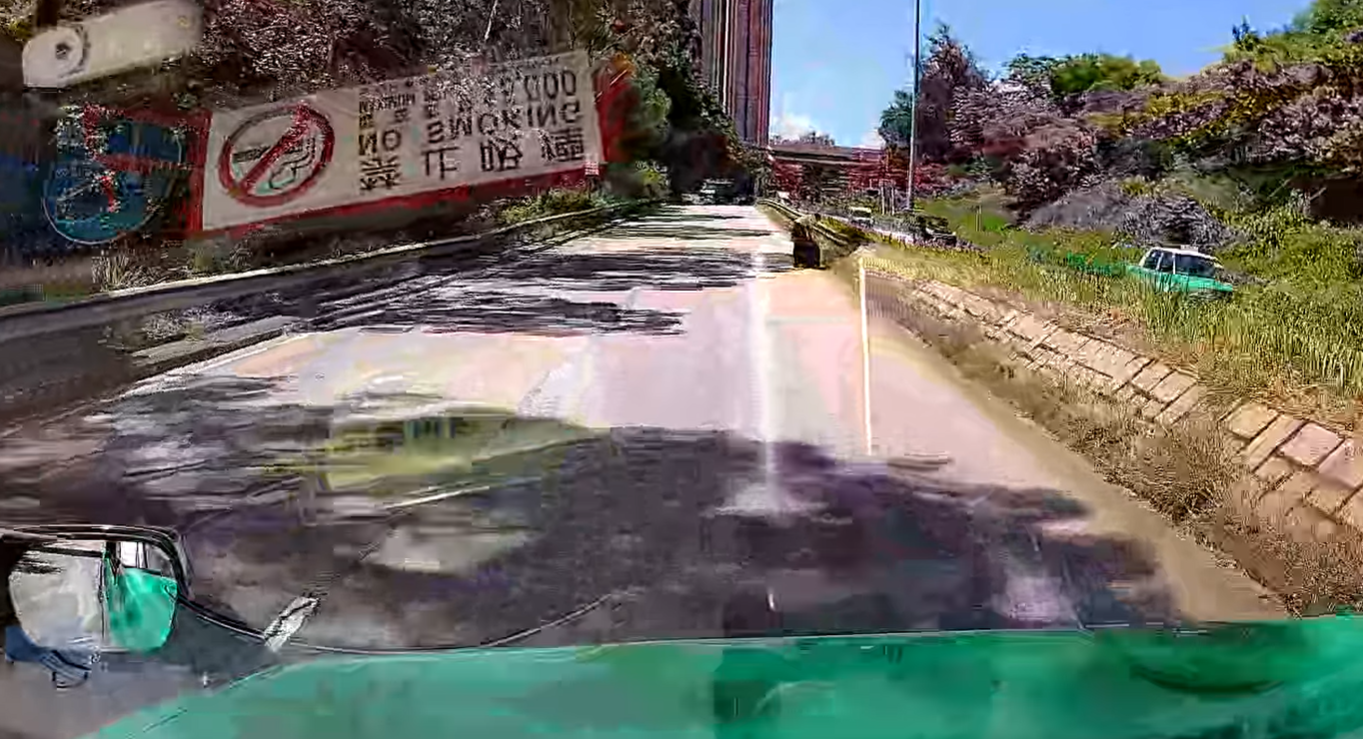 一輛綠色的士於屯門青雲路行駛期間,前方突出現一名帶行李喼的國泰女空姐。(影片截圖)