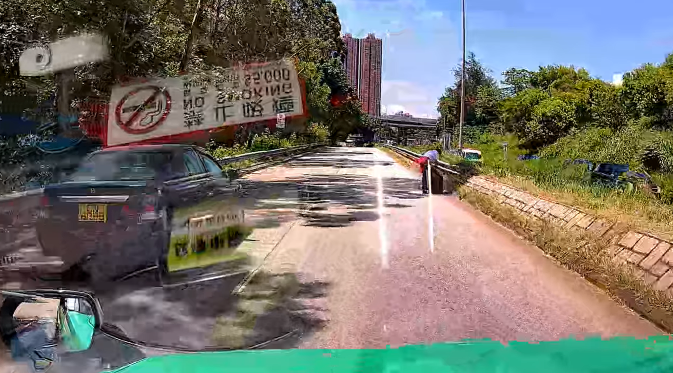 一輛綠色的士於屯門青雲路行駛期間,前方突出現一名帶行李喼的國泰女空姐。(影片截圖)