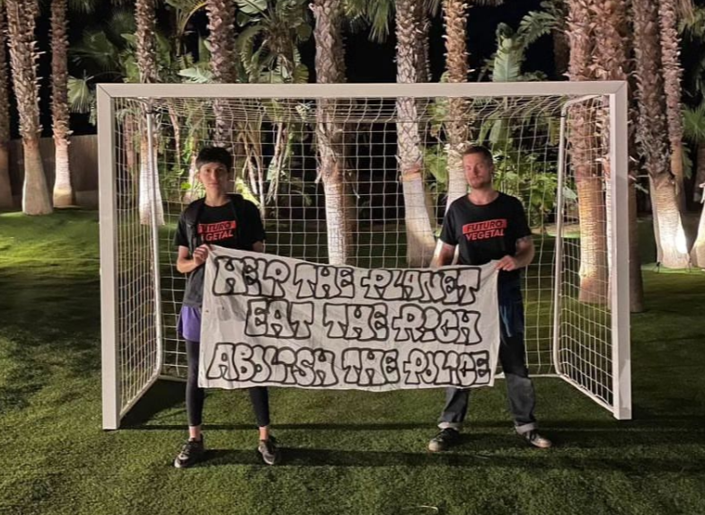 環保組織「素食未來(Futuro Vegetal)」成員闖入美斯在伊比薩島的豪宅,在牆上噴紅和黑色油漆,並揮舞寫有「拯救地球、懲罰富人、廢除警隊」的標語