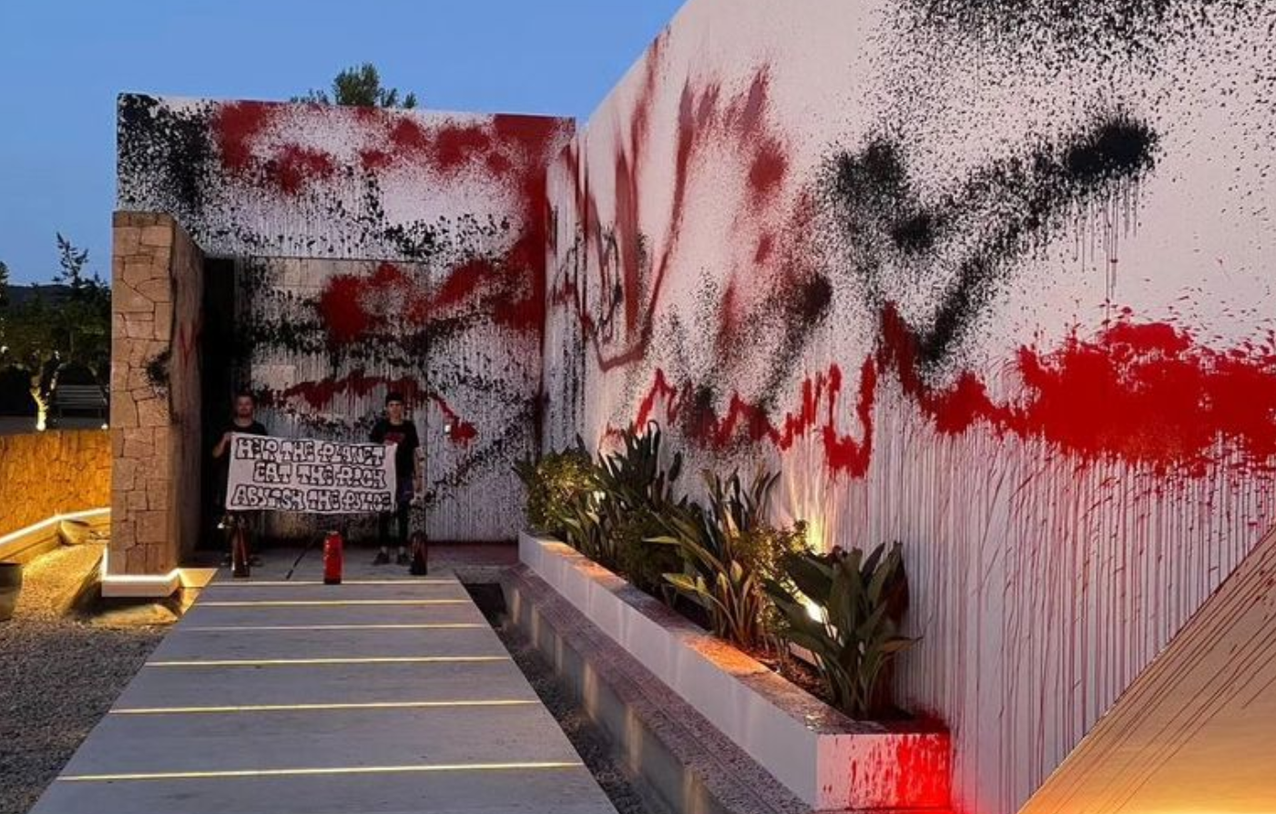 環保組織「素食未來(Futuro Vegetal)」成員闖入美斯在伊比薩島的豪宅,在牆上噴紅和黑色油漆,並揮舞寫有「拯救地球、懲罰富人、廢除警隊」的標語