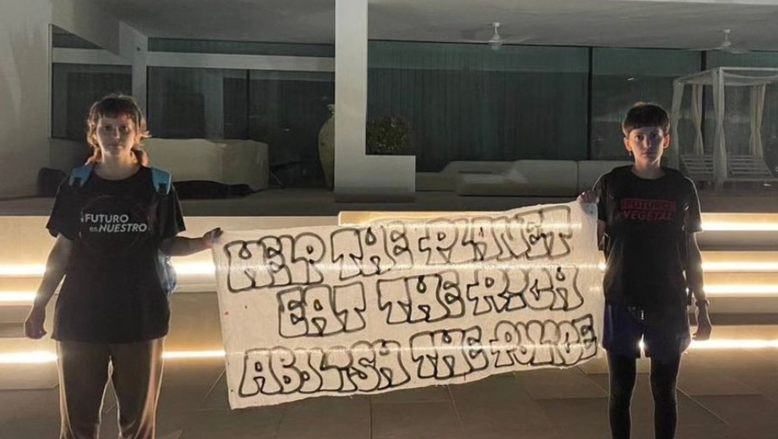 環保組織「素食未來(Futuro Vegetal)」成員闖入美斯在伊比薩島的豪宅,在牆上噴紅和黑色油漆,並揮舞寫有「拯救地球、懲罰富人、廢除警隊」的標語