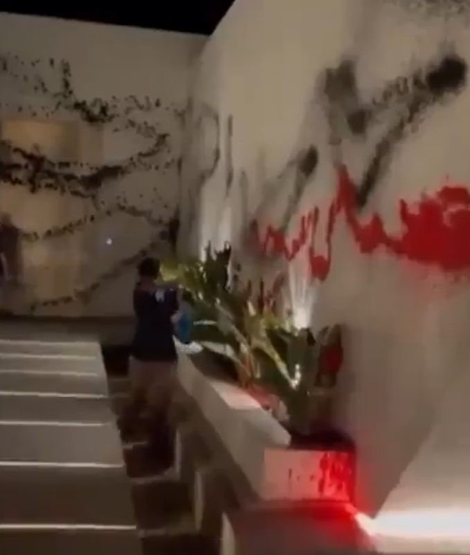 環保組織「素食未來(Futuro Vegetal)」成員闖入美斯在伊比薩島的豪宅,在牆上噴紅和黑色油漆,並揮舞寫有「拯救地球、懲罰富人、廢除警隊」的標語