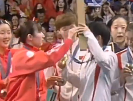 早田希娜幫孫穎莎整體前髮。(影片截圖)