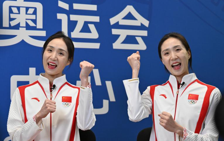 國家隊「雙胞胎姊妹花」王柳懿及王芊懿在巴黎奧運韻律泳團體賽及雙人賽奪得金牌。二人將於9月新學年成為教大學生。(新華社)