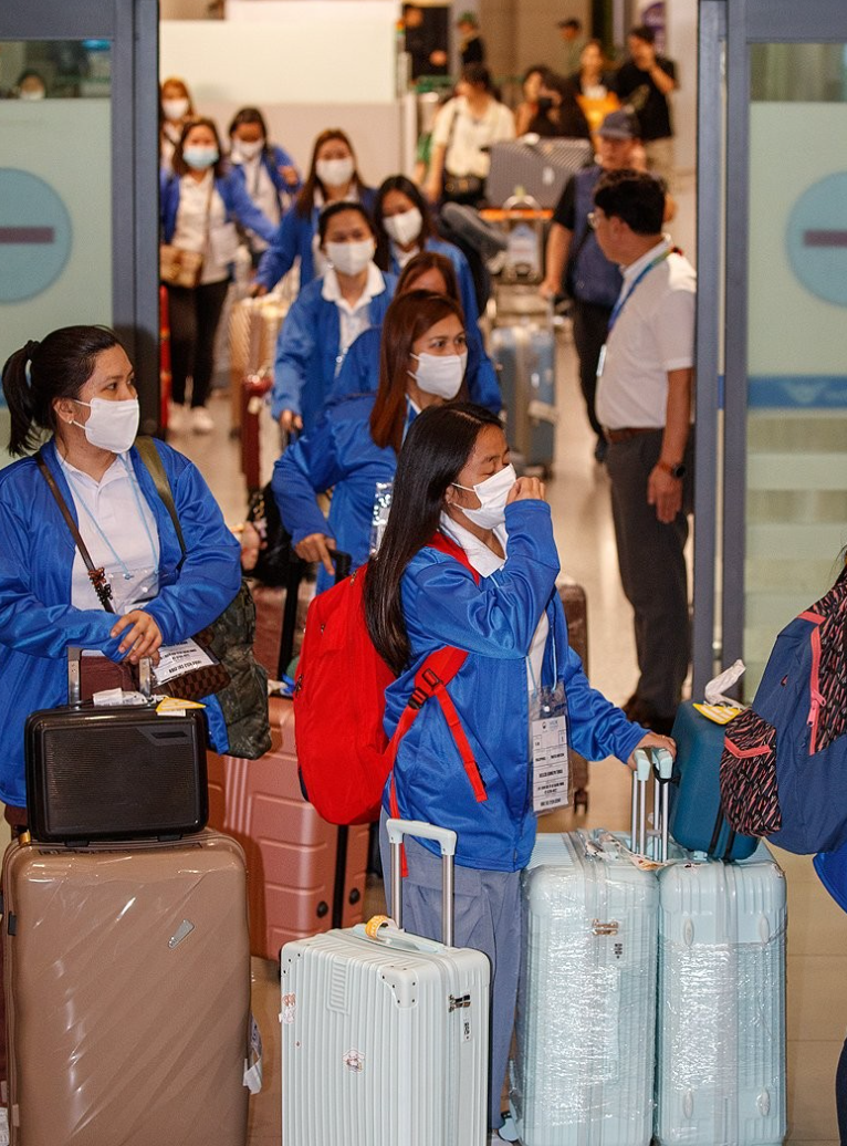 南韓首爾試行引入100名菲律賓家務護理人員,9月3日起為首爾家庭提供半年家政不留宿服務。工資按照南韓最低工資標準支付,每月至少238萬韓圜(約1.3萬港元)。(網上圖片)