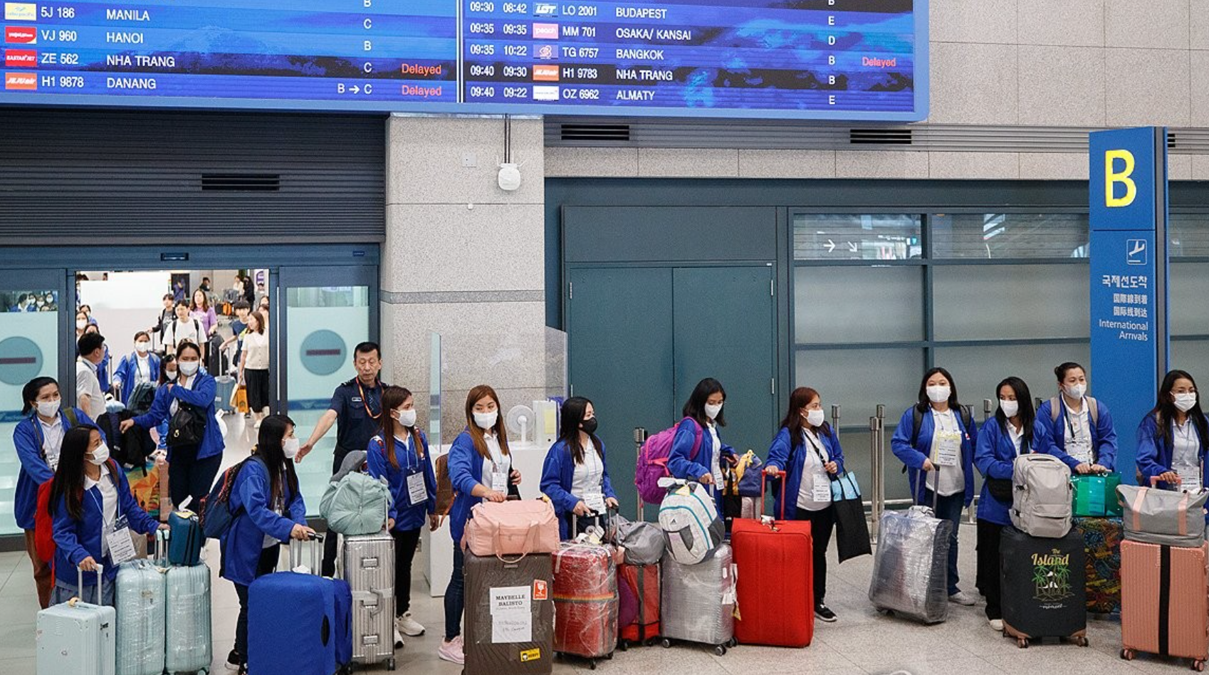 南韓首爾試行引入100名菲律賓家務護理人員,9月3日起為首爾家庭提供半年家政不留宿服務。工資按照南韓最低工資標準支付,每月至少238萬韓圜(約1.3萬港元)。(網上圖片)