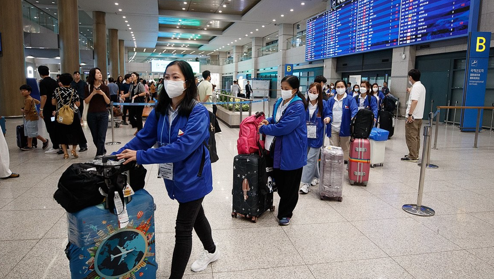 南韓首爾試行引入100名菲律賓家務護理人員,9月3日起為首爾家庭提供半年家政不留宿服務。工資按照南韓最低工資標準支付,每月至少238萬韓圜(約1.3萬港元)。(網上圖片)