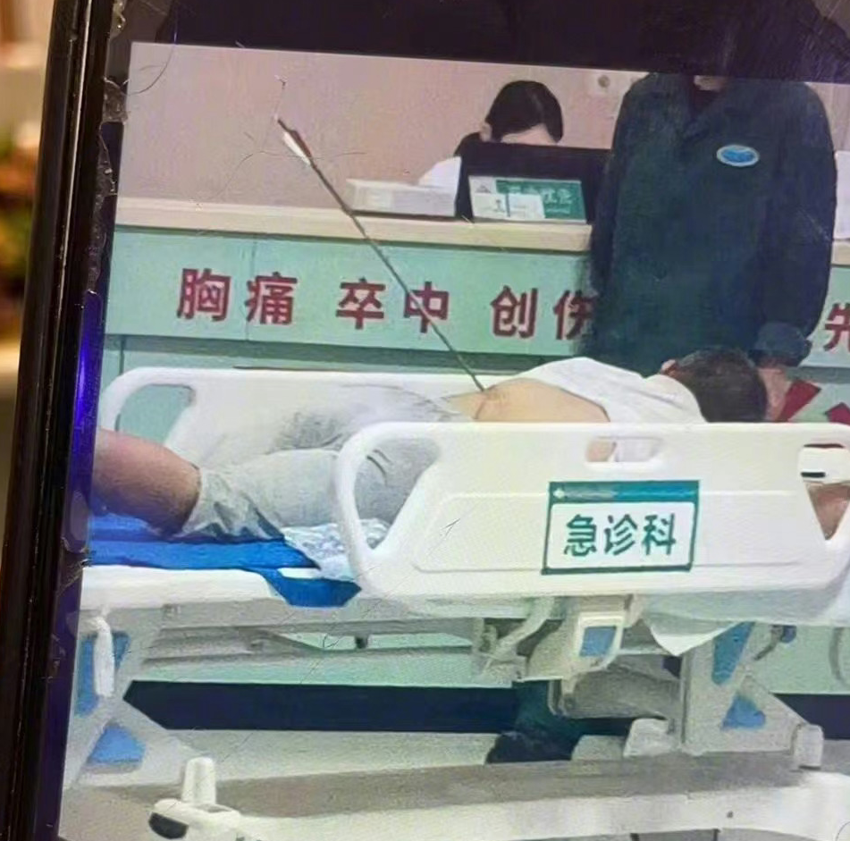 網上流傳片段顯示兩名男子分別在腰部和背部疑被弓箭射中,正在送院救治。