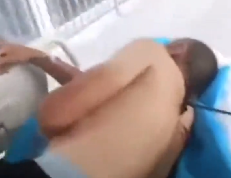 網上流傳片段顯示兩名男子分別在腰部和背部疑被弓箭射中,正在送院救治。