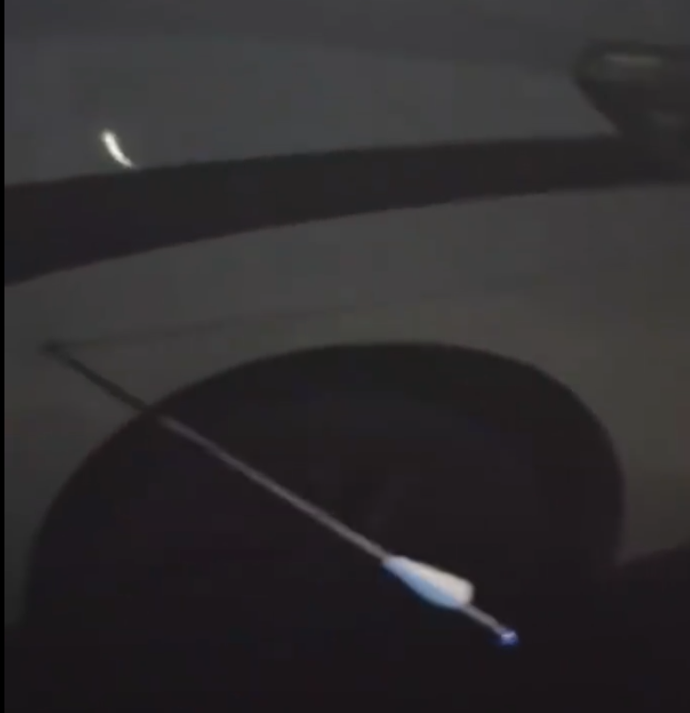 有多輛汽車被弓箭射中