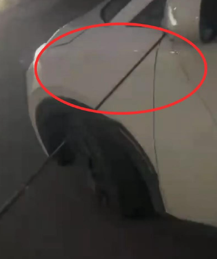 有多輛汽車被弓箭射中