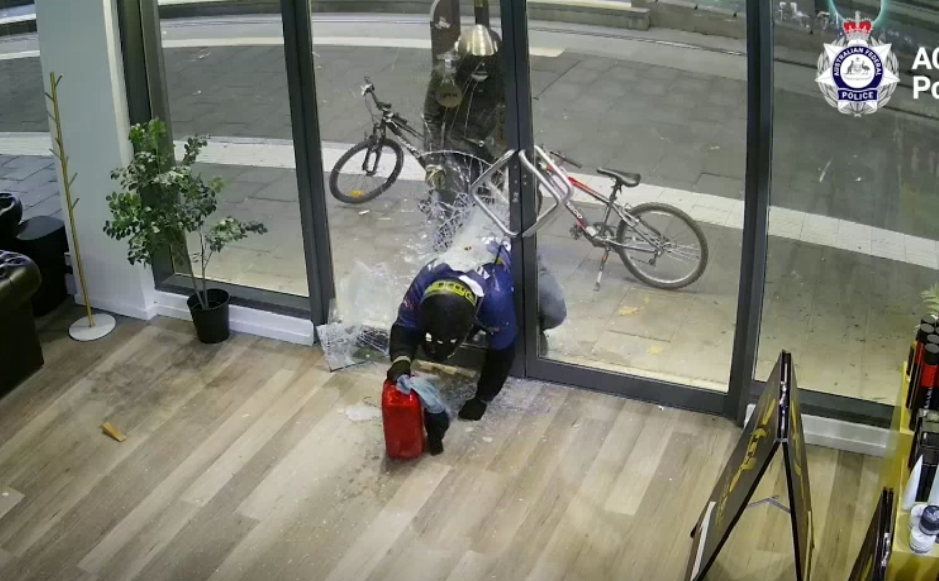 澳洲坎培拉兩男潛入一間髪型屋內縱火,其中一人淋油時火勢瞬間燒至自己身上,立刻衝出店外翻地打滾,及後與同伴狼狽離開,警方正通緝二人,又指幸好事件沒釀傷亡。(影片截圖)