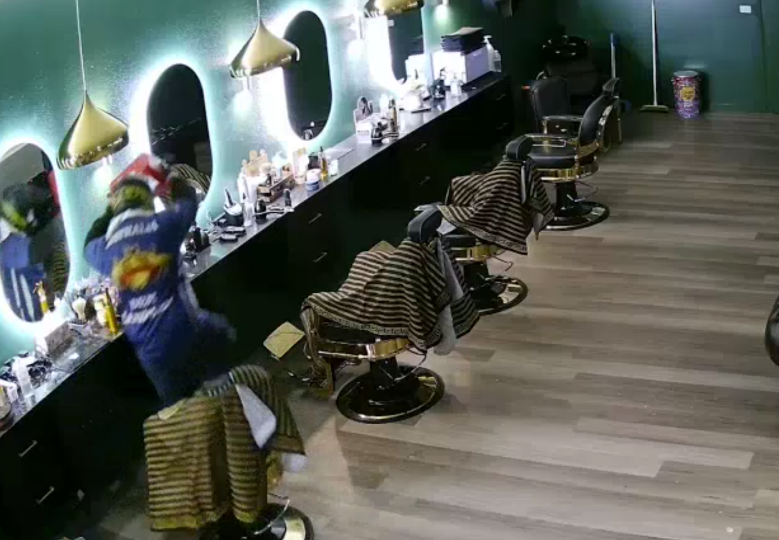 澳洲坎培拉兩男潛入一間髪型屋內縱火,其中一人淋油時火勢瞬間燒至自己身上,立刻衝出店外翻地打滾,及後與同伴狼狽離開,警方正通緝二人,又指幸好事件沒釀傷亡。(影片截圖)