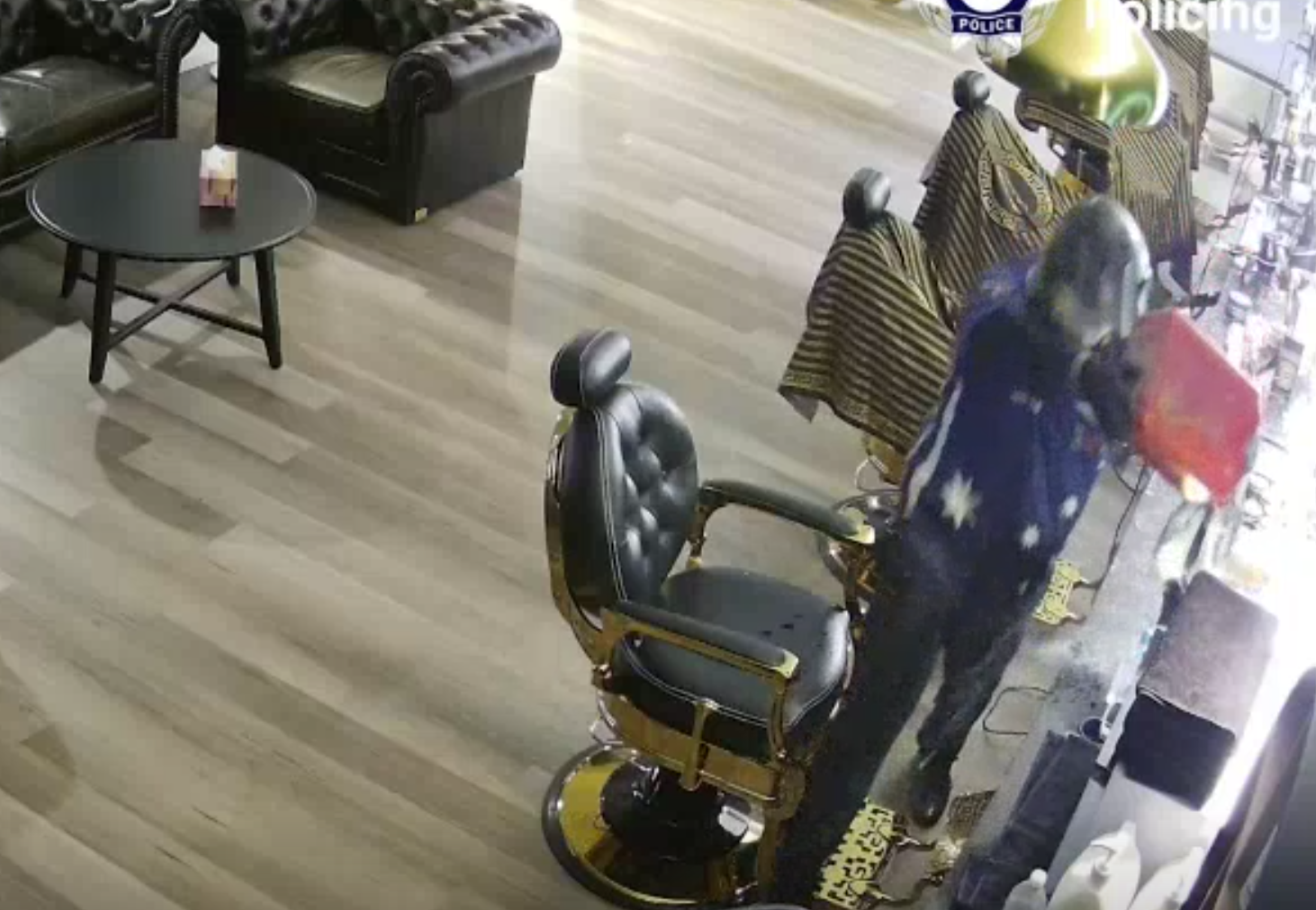 澳洲坎培拉兩男潛入一間髪型屋內縱火,其中一人淋油時火勢瞬間燒至自己身上,立刻衝出店外翻地打滾,及後與同伴狼狽離開,警方正通緝二人,又指幸好事件沒釀傷亡。(影片截圖)