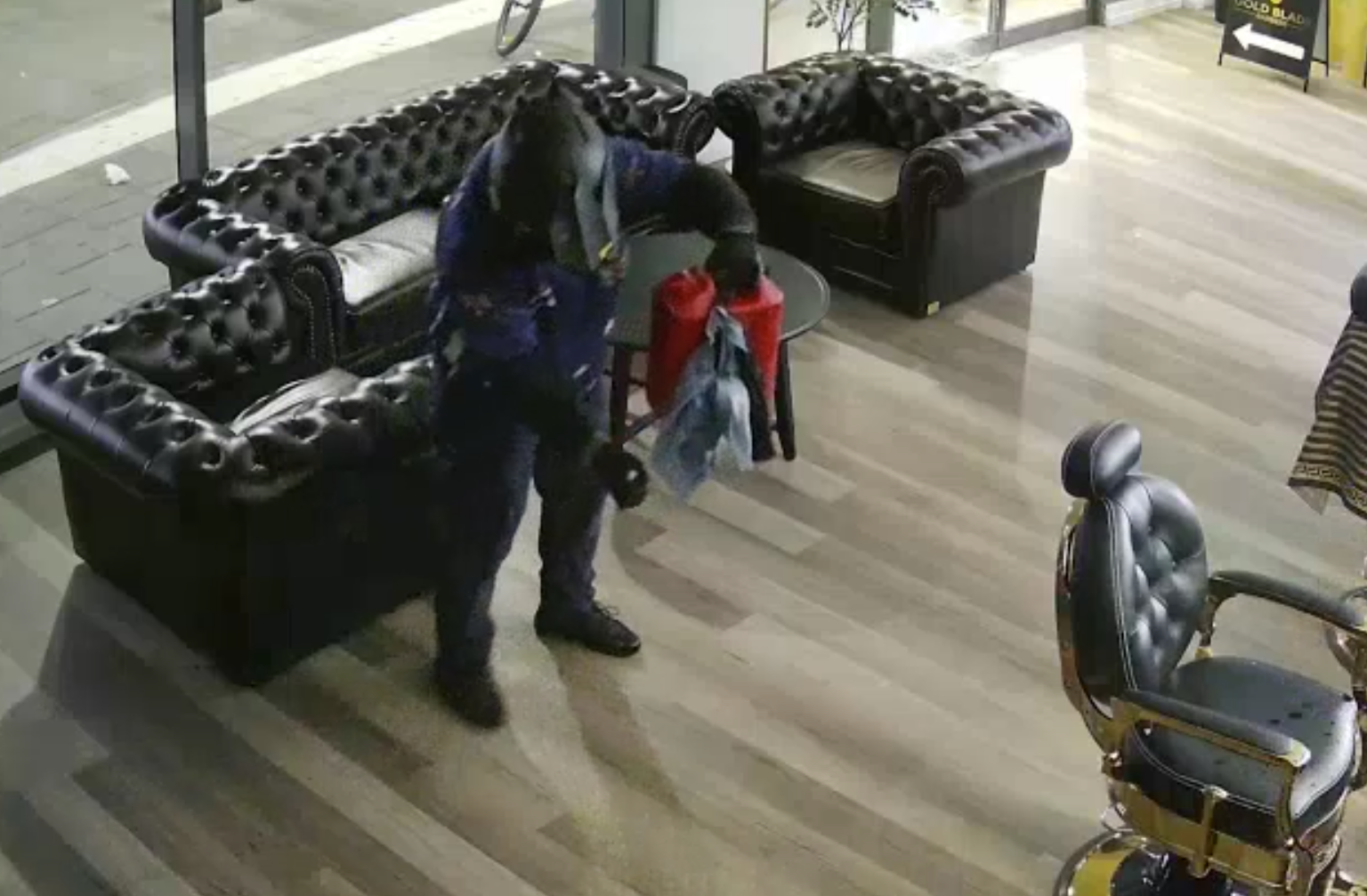 澳洲坎培拉兩男潛入一間髪型屋內縱火,其中一人淋油時火勢瞬間燒至自己身上,立刻衝出店外翻地打滾,及後與同伴狼狽離開,警方正通緝二人,又指幸好事件沒釀傷亡。(影片截圖)