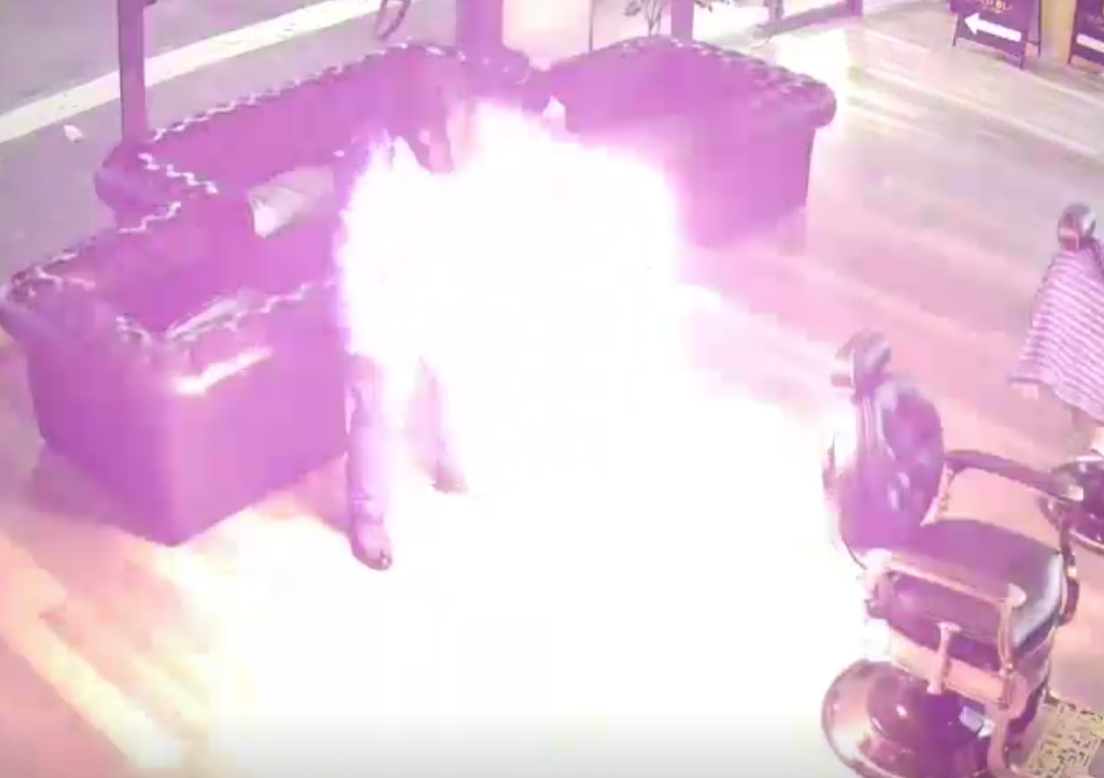 澳洲坎培拉兩男潛入一間髪型屋內縱火,其中一人淋油時火勢瞬間燒至自己身上,立刻衝出店外翻地打滾,及後與同伴狼狽離開,警方正通緝二人,又指幸好事件沒釀傷亡。(影片截圖)