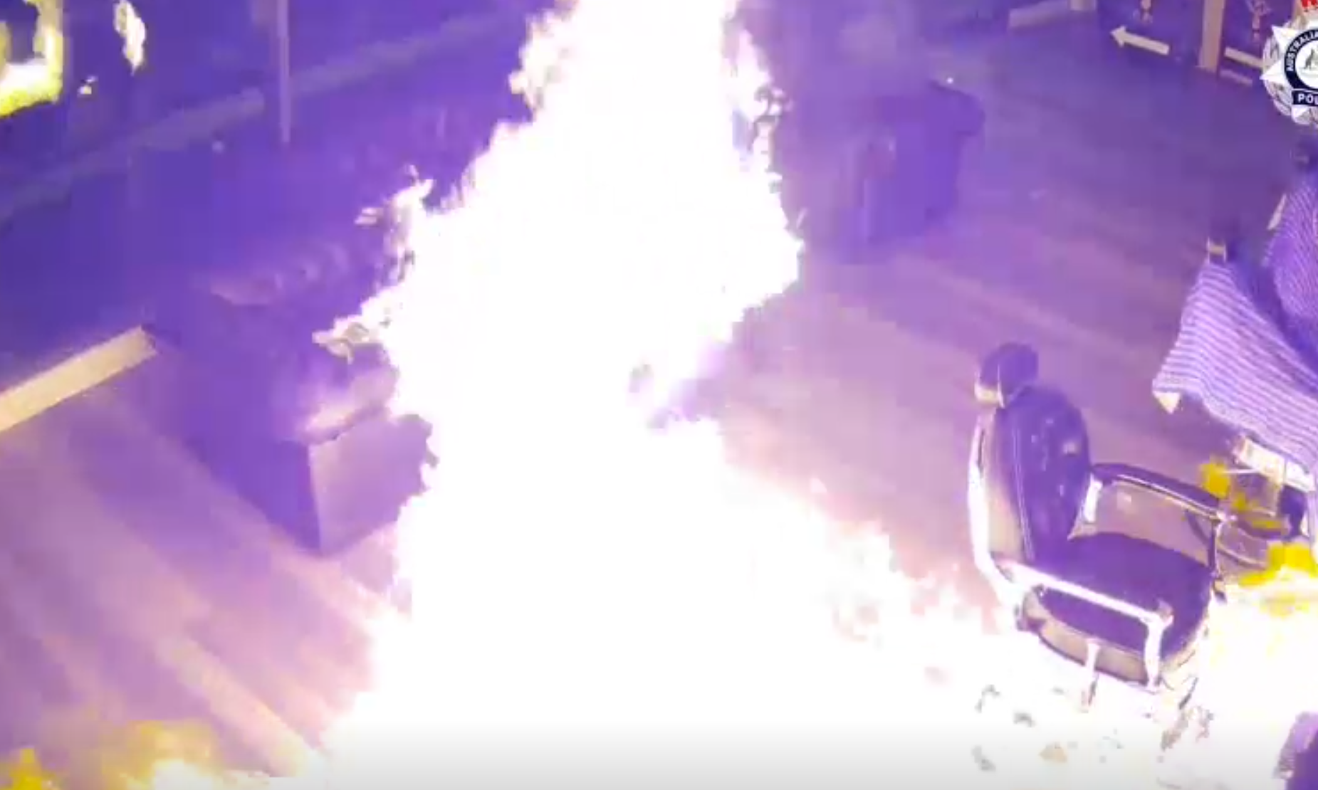 澳洲坎培拉兩男潛入一間髪型屋內縱火,其中一人淋油時火勢瞬間燒至自己身上,立刻衝出店外翻地打滾,及後與同伴狼狽離開,警方正通緝二人,又指幸好事件沒釀傷亡。(影片截圖)