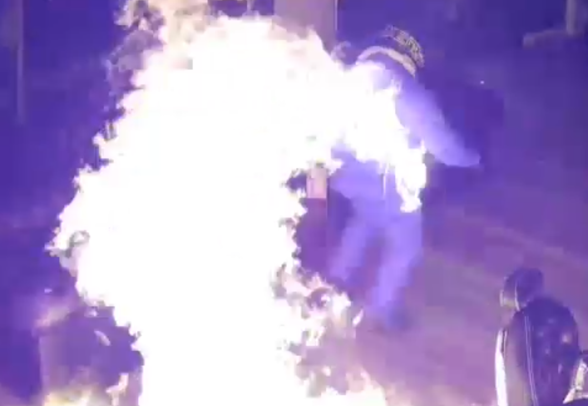 澳洲坎培拉兩男潛入一間髪型屋內縱火,其中一人淋油時火勢瞬間燒至自己身上,立刻衝出店外翻地打滾,及後與同伴狼狽離開,警方正通緝二人,又指幸好事件沒釀傷亡。(影片截圖)