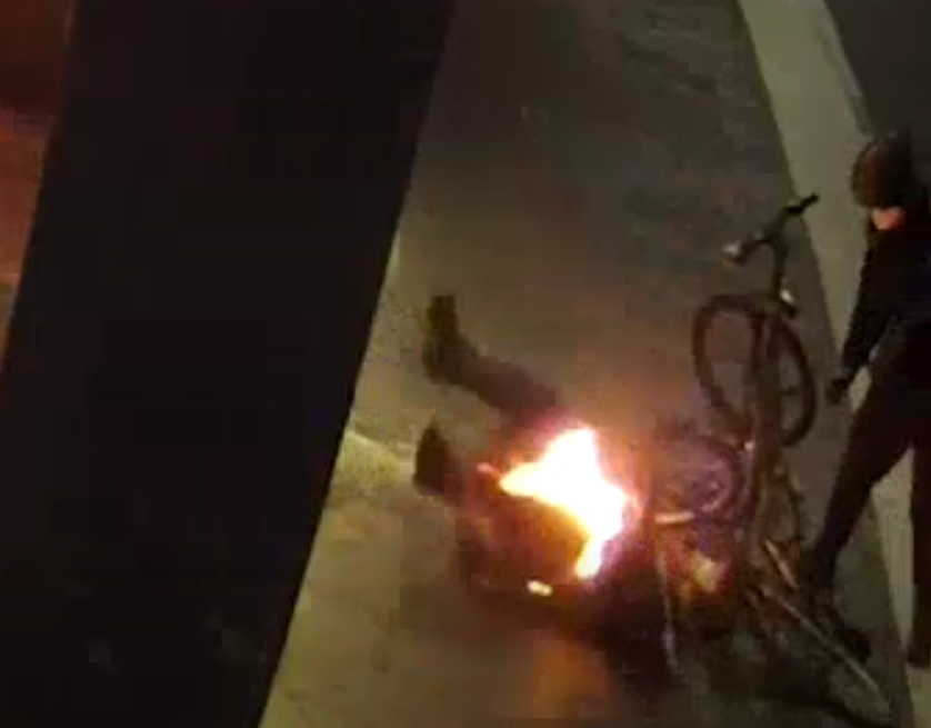 澳洲坎培拉兩男潛入一間髪型屋內縱火,其中一人淋油時火勢瞬間燒至自己身上,立刻衝出店外翻地打滾,及後與同伴狼狽離開,警方正通緝二人,又指幸好事件沒釀傷亡。(影片截圖)