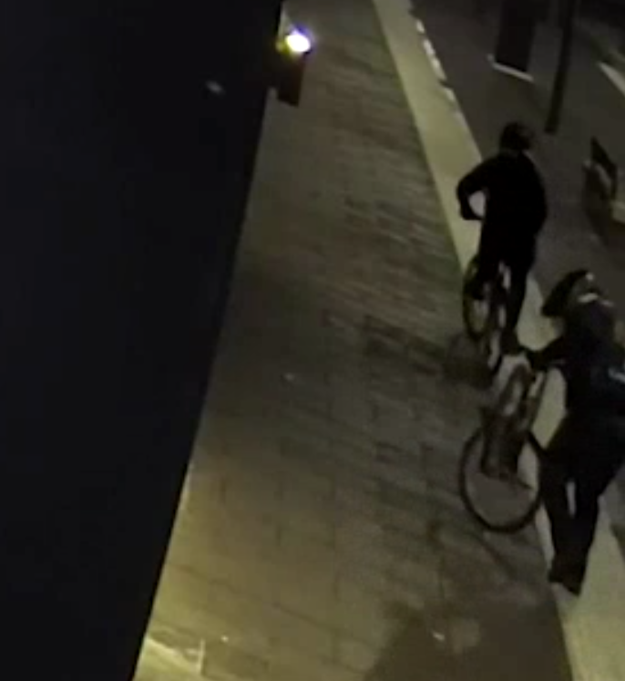 澳洲坎培拉兩男潛入一間髪型屋內縱火,其中一人淋油時火勢瞬間燒至自己身上,立刻衝出店外翻地打滾,及後與同伴狼狽離開,警方正通緝二人,又指幸好事件沒釀傷亡。(影片截圖)