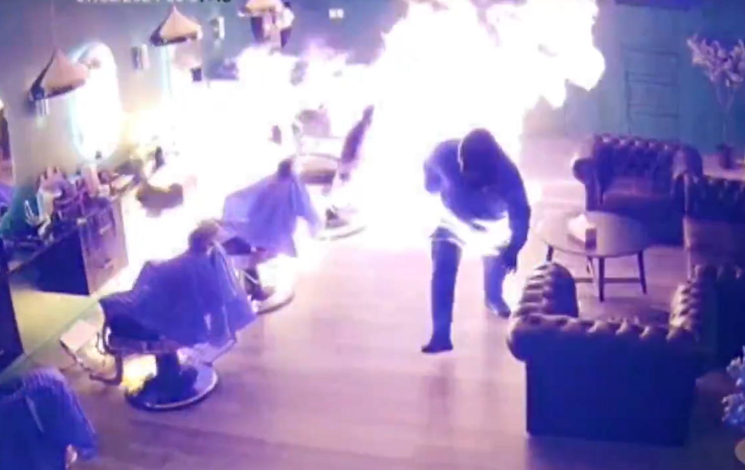 澳洲坎培拉兩男潛入一間髪型屋內縱火,其中一人淋油時火勢瞬間燒至自己身上,立刻衝出店外翻地打滾,及後與同伴狼狽離開,警方正通緝二人,又指幸好事件沒釀傷亡。(影片截圖)