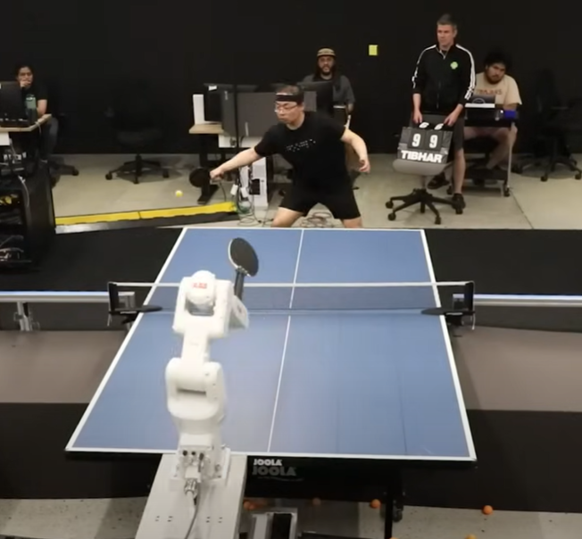 AI乒乓球機械人跟真人對戰