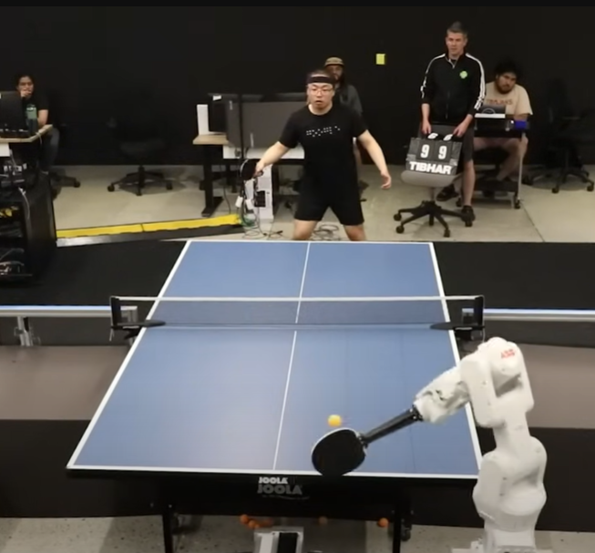 AI乒乓球機械人跟真人對戰