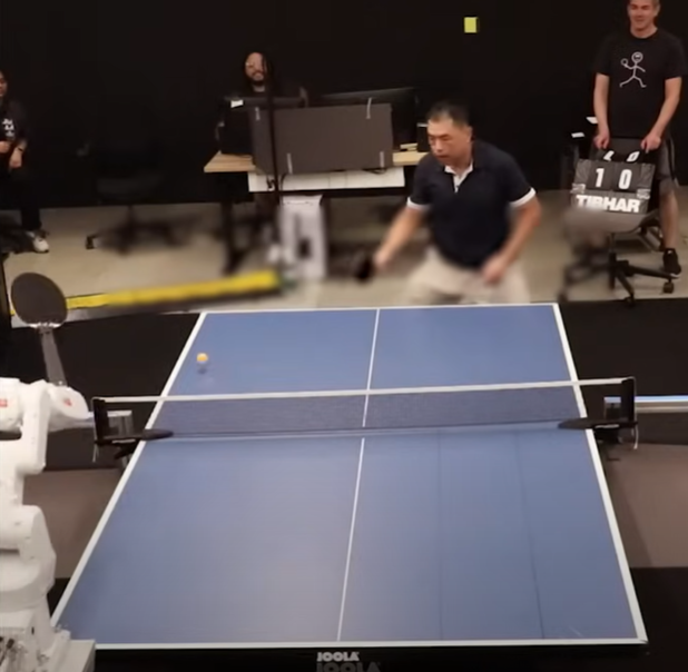 AI乒乓球機械人跟真人對戰