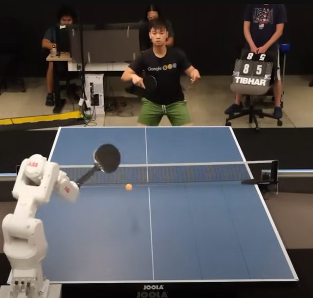 AI乒乓球機械人跟真人對戰