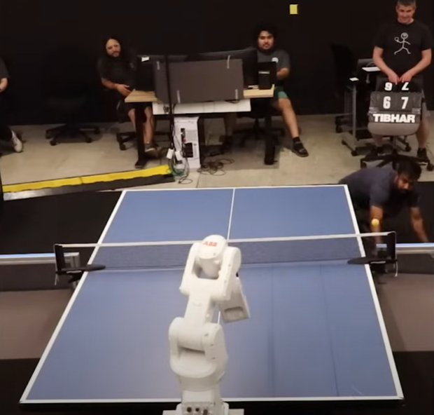 AI乒乓球機械人跟真人對戰
