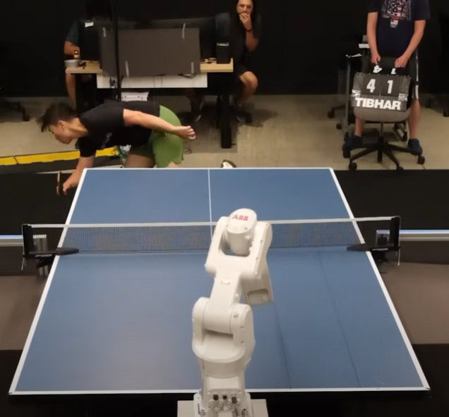 AI乒乓球機械人跟真人對戰