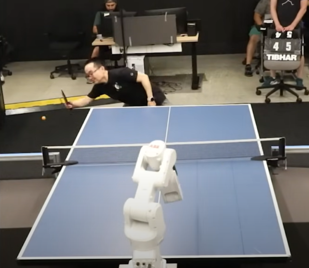 AI乒乓球機械人跟真人對戰