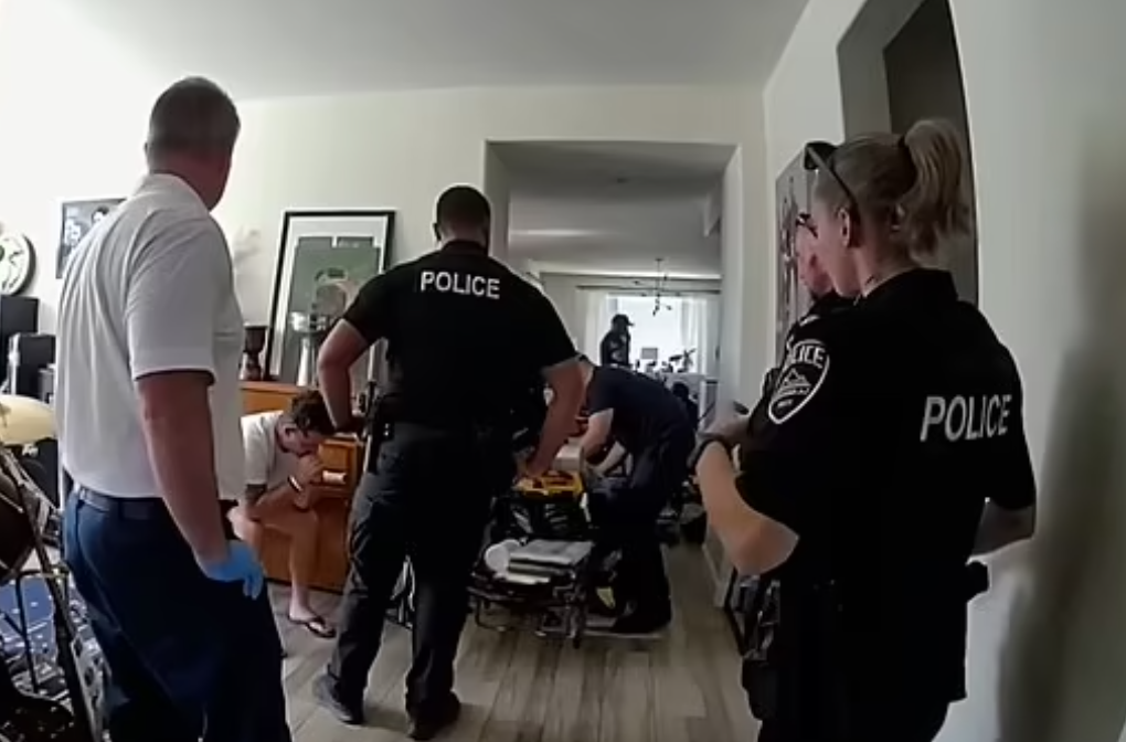 Scholtes當日跟上門調查的警員交代事件。(互聯網)