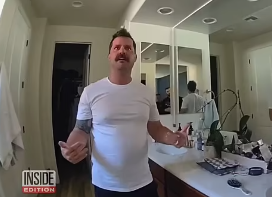 Scholtes當日跟上門調查的警員交代事件。(互聯網)