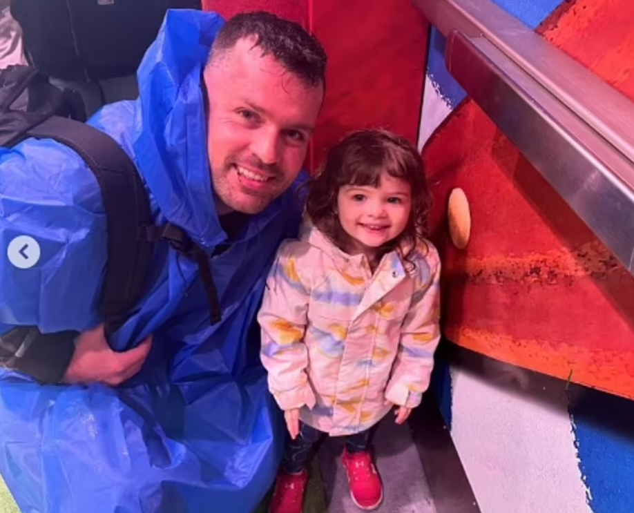 Scholtes與女兒Parker。(互聯網)