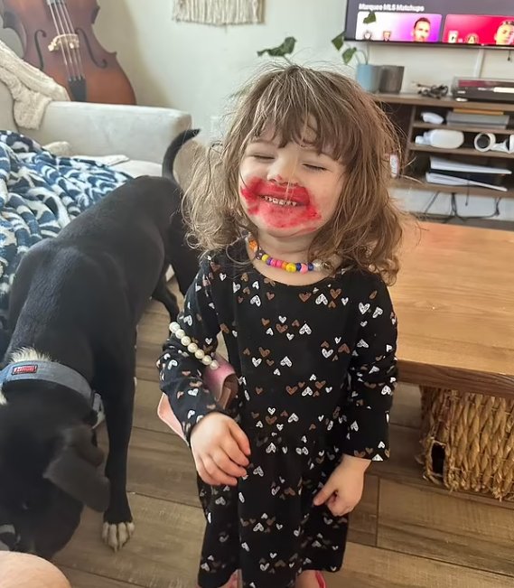 2歲女兒Parker被獨留車上熱死。(互聯網)